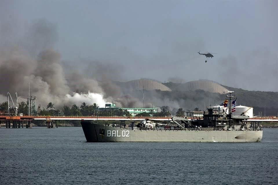 El buque de la Armada de México pasa junto a la Base de Supertanqueros de Matanzas.