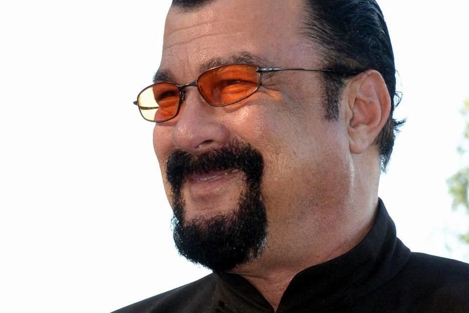 El actor Steven Seagal, famoso por sus películas de acción, visitó una prisión en Ucrania liderada por rusos; dicen que filma documental.