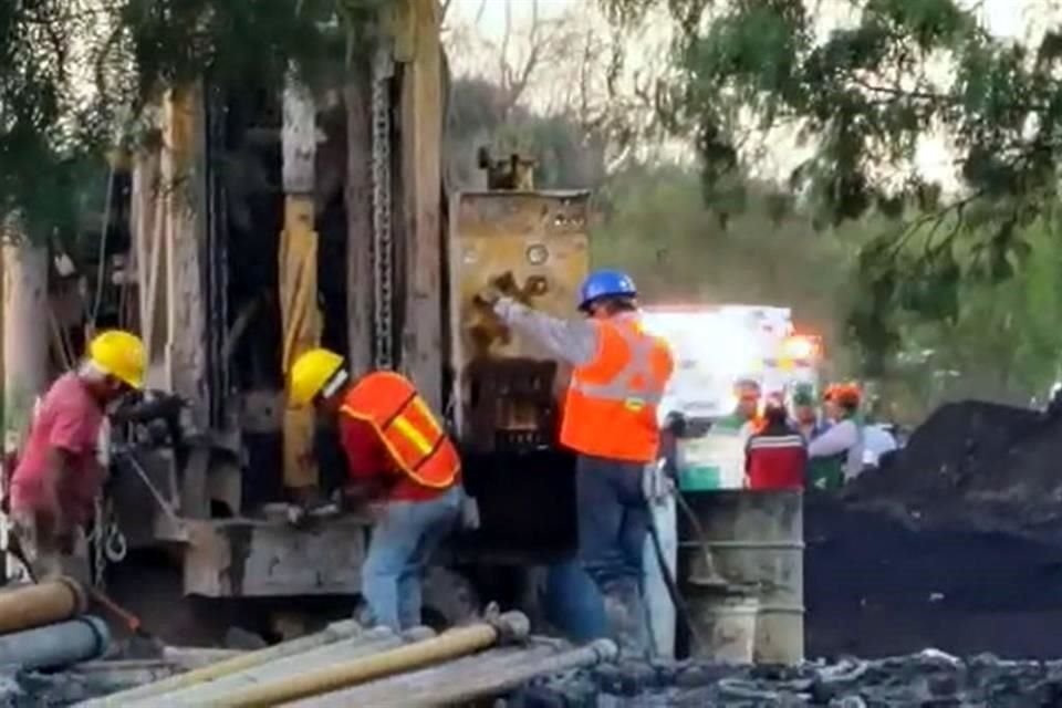 Durante algunos minutos se observó la presencia de una ambulancia cerca de la zona de trabajos, aunque después se retiró.