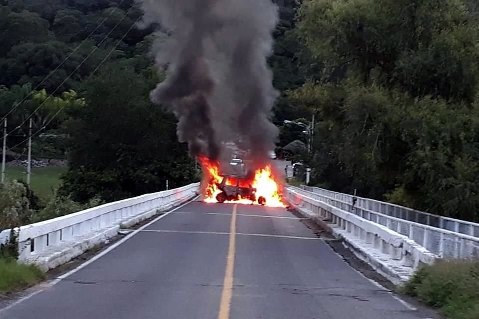 Extraoficialmente se informó que la tarde de ayer un automotor fue incendiado en la carretera que lleva a Ixtlahuacán del Río, sobre la localidad Paso de Guadalupe.