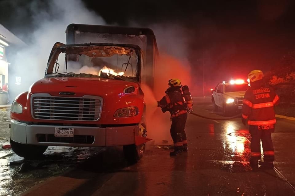 Ayer se registraron cinco narcobloqueos, con 6 vehículos incendiados en Zapopan y uno más en Ixtlahuacán del Río, derivado de un enfrentamiento entre criminales y fuerzas federales.