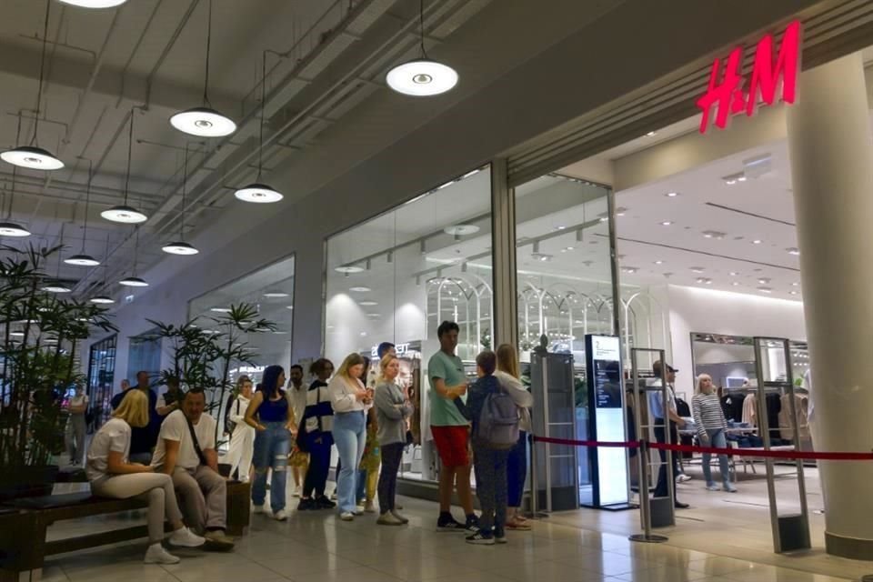 Las personas hacen fila para ingresar a una tienda de H&M y comprar artículos que la empresa estaba rematando en Moscú, Rusia.