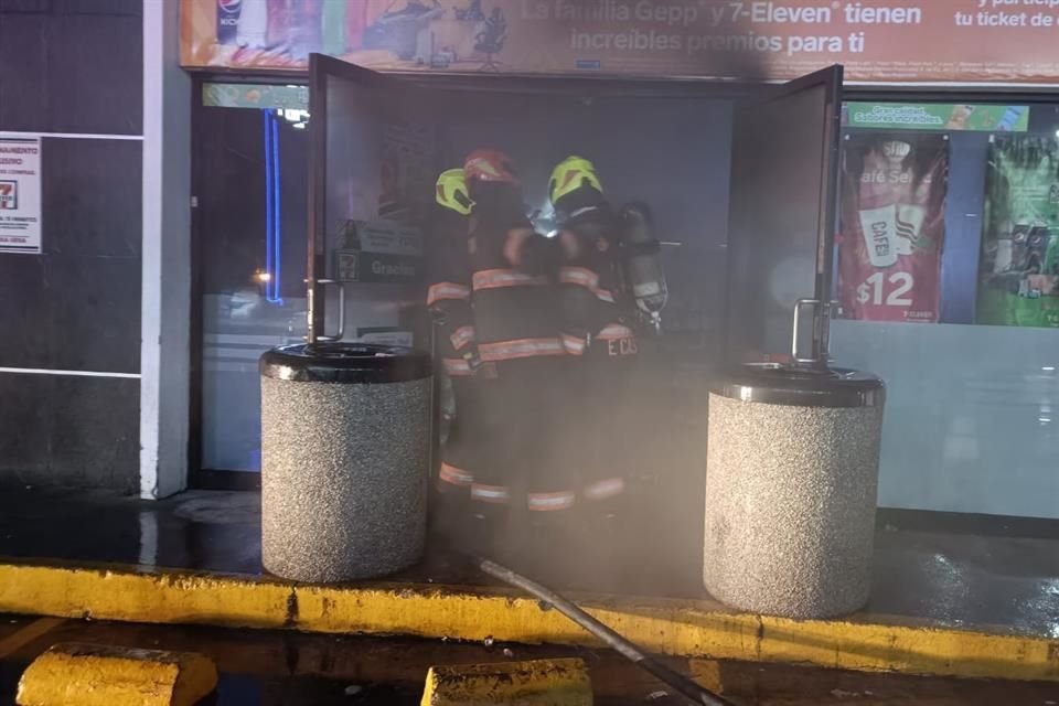 Los puntos de incendio en Zapopan ascendieron a seis en el transcurso de la madrugada, pues a los vehículos se sumó una tienda de conveniencia.