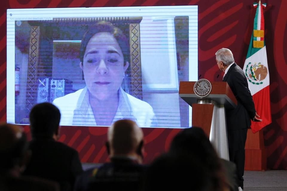 Laura Velázquez y Andrés Manuel López Obrador.