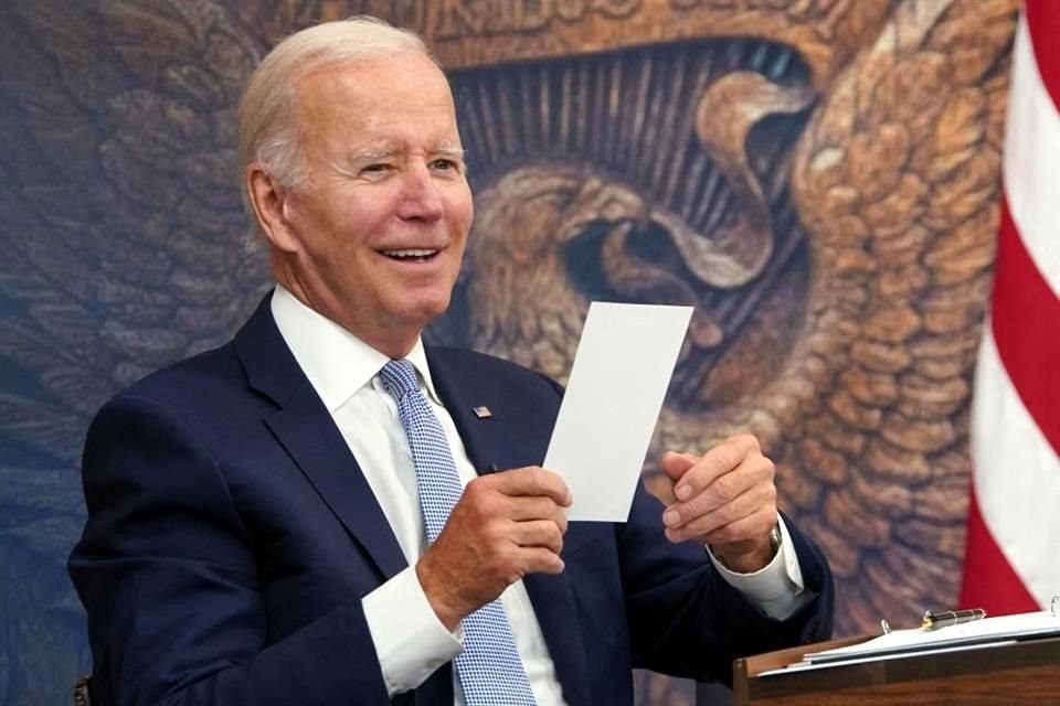 Joe Biden durante la promulgación de la ley para impulsar la producción nacional de microchips.