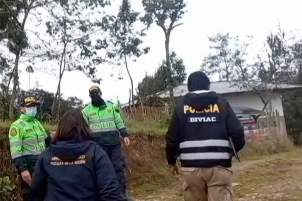 La Policía afuera de la casa familiar del Presidente Pedro Castillo este miércoles, en Chugur.