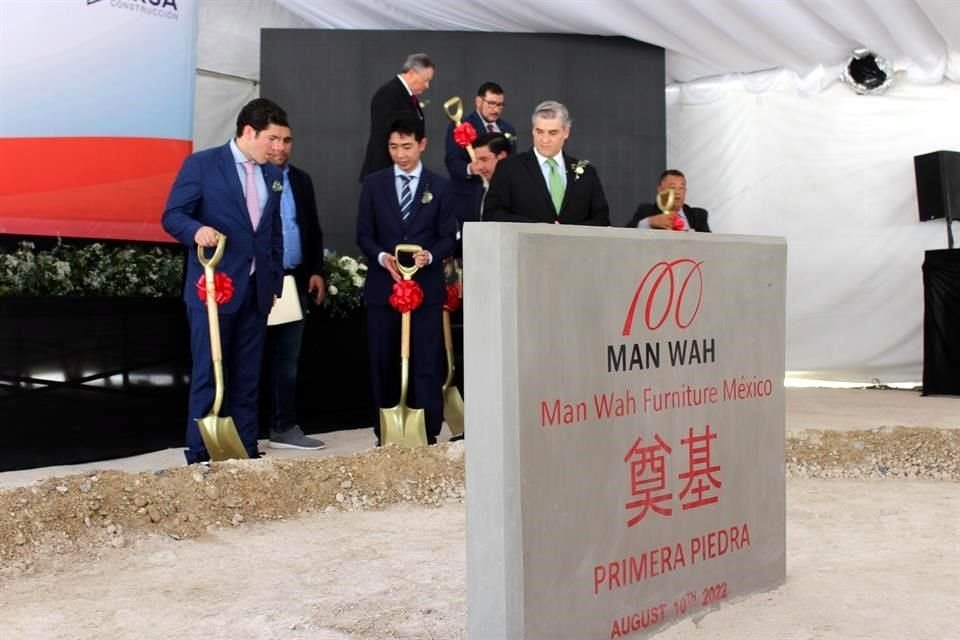El Gobernador Samuel García; Bill Chan, CEO de Man Wah México, e Iván Rivas, Secretario de Economía de NL, en la colocación de la primera piedra de la empresa de Hong Kong en Salinas Victoria.
