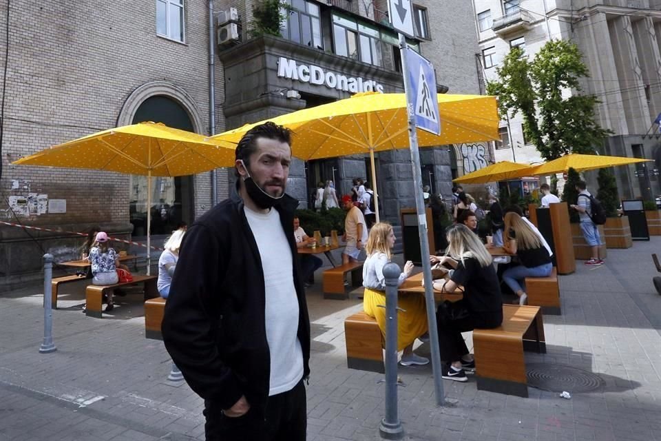 McDonald's dijo que iniciará la reapertura gradual de algunos locales en Kiev, la capital, y en el oeste del país.