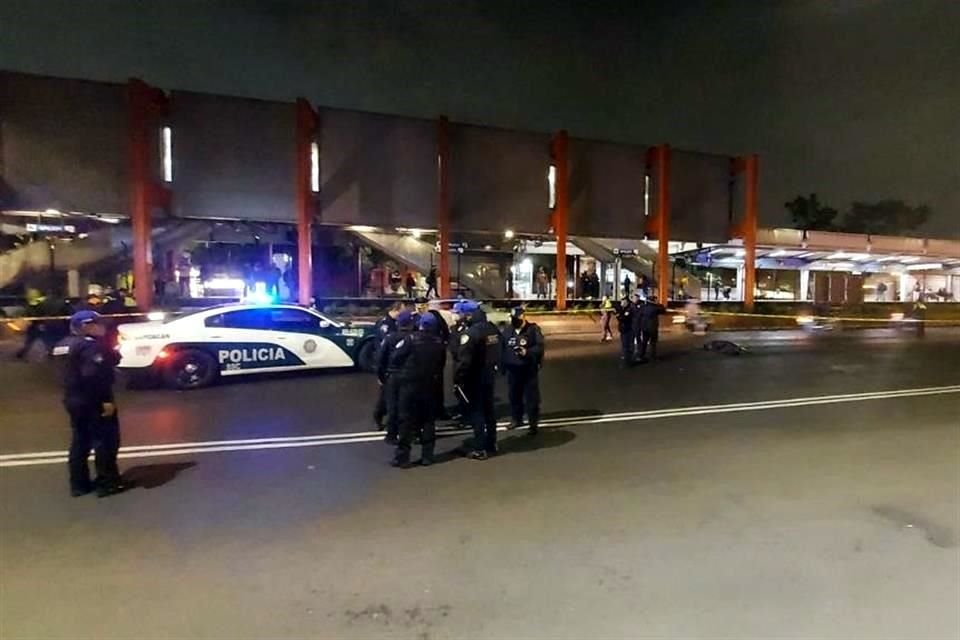 Paramédicos confirmaron que uno de los policías ya había muerto y trasladaron a los tres heridos a un hospital privado.