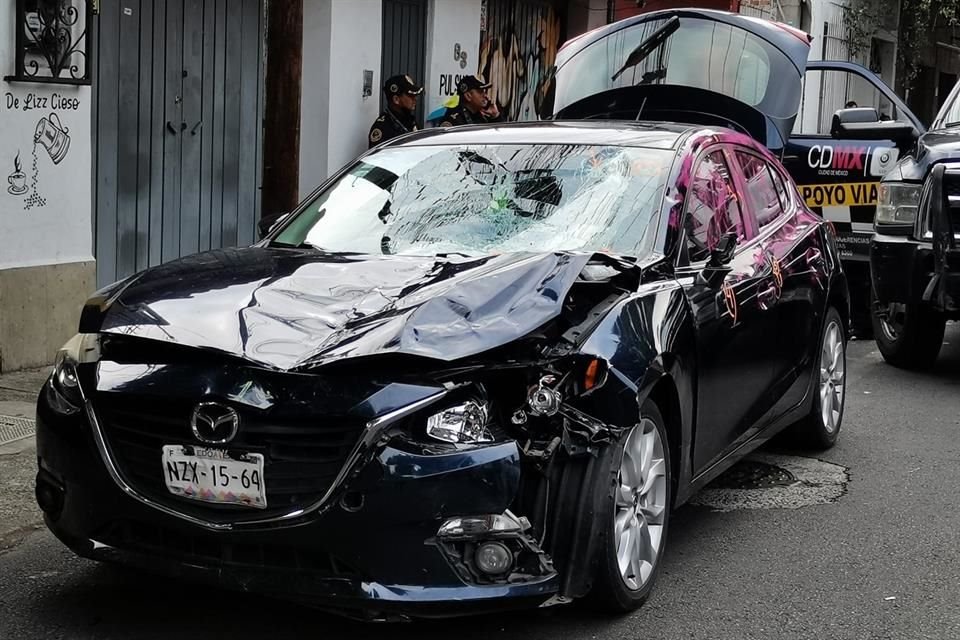 El joven que conducía fue detenido en el sitio, mientras que su acompañante tomó su lugar al volante e intentó huir.