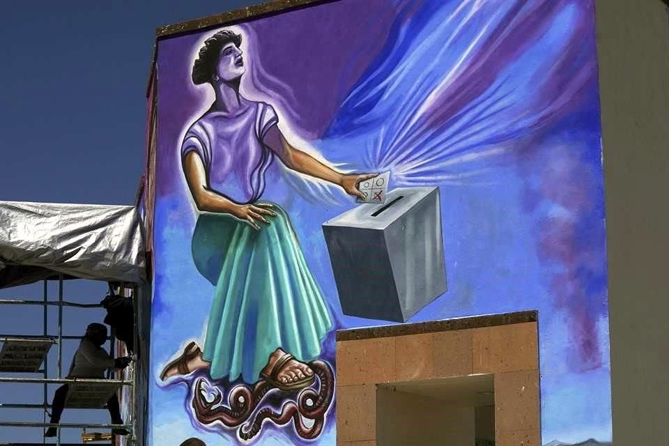 Junto a revolucionarios, héroes patrios y figuras prehispánicas del mural en San Salvador, proliferan personajes femeninos, mujeres que votan, que enseñan, que amamantan.