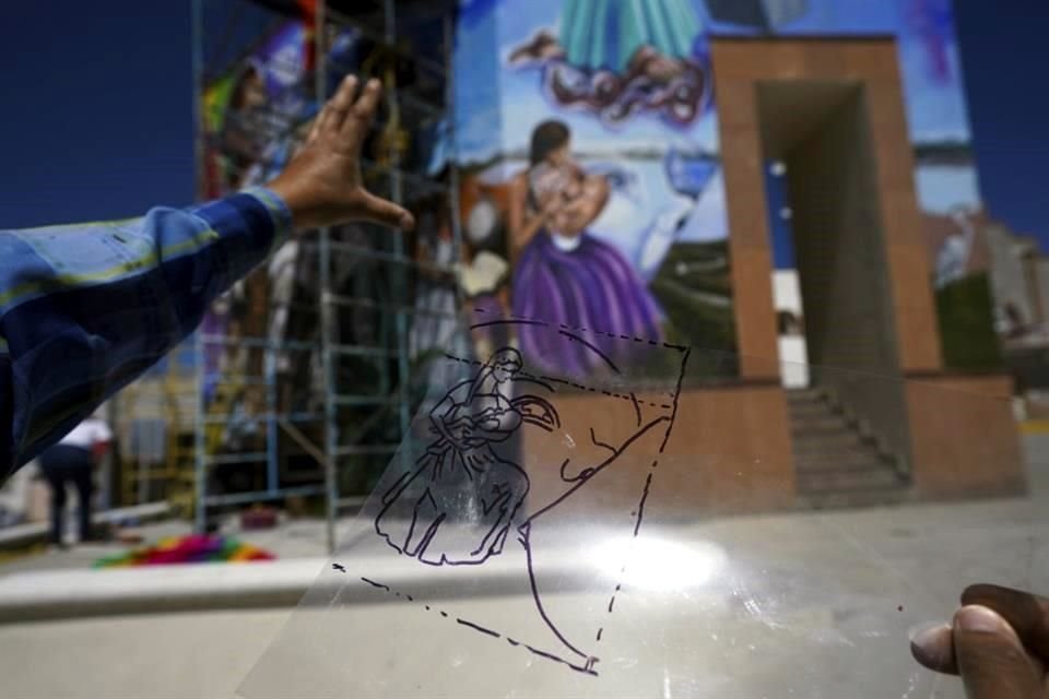 Artistas pintan un muro en el Municipio de San Salvador, en Hidalgo, y aunque no son de renombre, buscan recuperar el espíritu del muralismo.