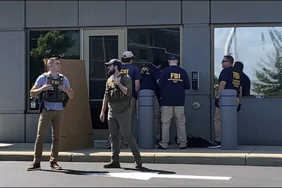 Agentes del FBI vigilan la oficina de campo de la agencia en Cincinnati, Ohio, luego de que un hombre intentó entrar con un arma.