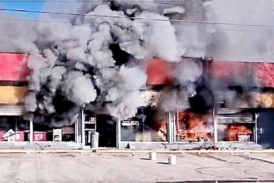 Durante los hechos, establecimientos fueron incendiados.