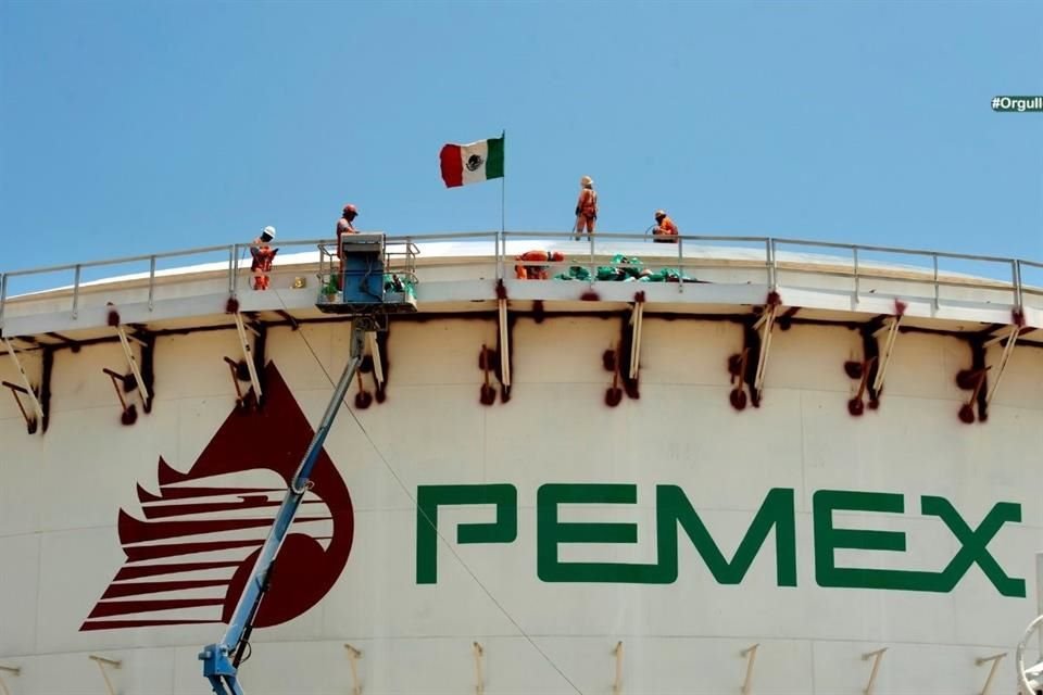 Pemex recibe apoyos del Gobierno federal equivalentes a uno por ciento del P PIB cada año, es decir, alrededor de 18 mil millones de dólares.