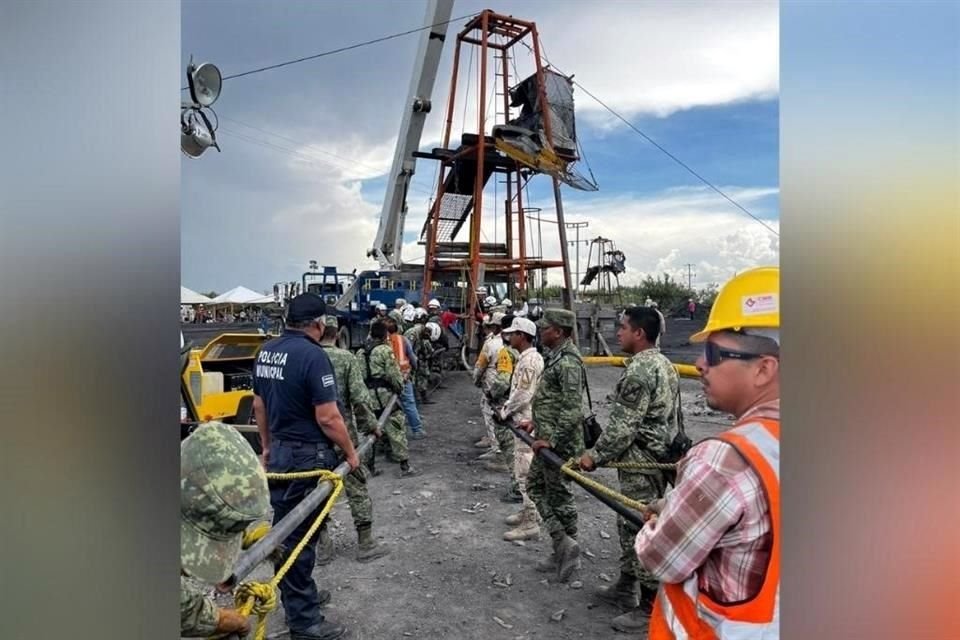 La Coordinación Nacional de Protección Civil, informó que elementos del Ejército han descendido en tres ocasiones por el Pozo 2 para retirar obstáculos.