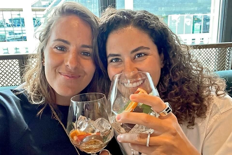 Saskia Niño de Rivera llegó de sorpresa al Amsterdam Arena y le dio el anillo a Mariel Duayhe.
