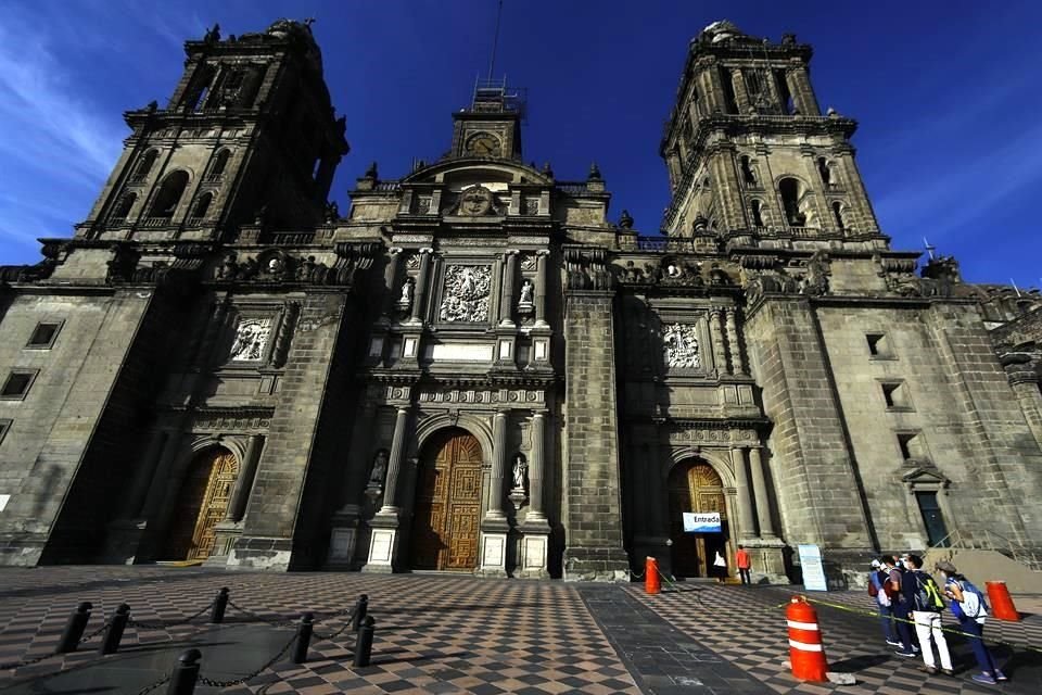 La Catedral Metropolitana permanece en proceso de restauración tras el terremoto del 19 de septiembre de 2017; el sismo de este viernes provocó desprendimiento de material de las cúpulas.