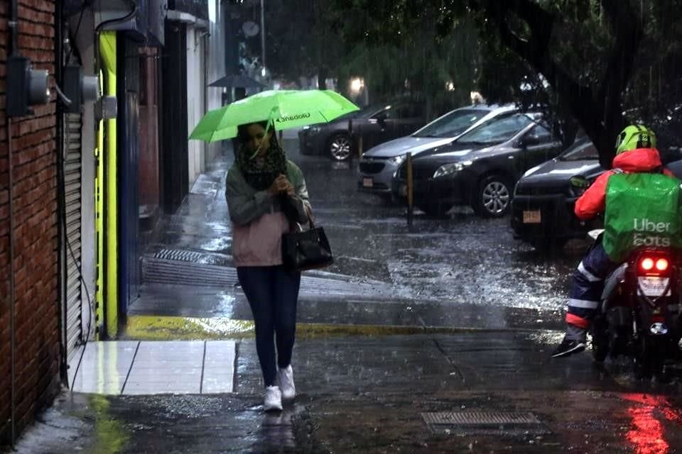 Autoridades informaron que las lluvias de este viernes provocaron encharcamientos y congestionamientos viales.