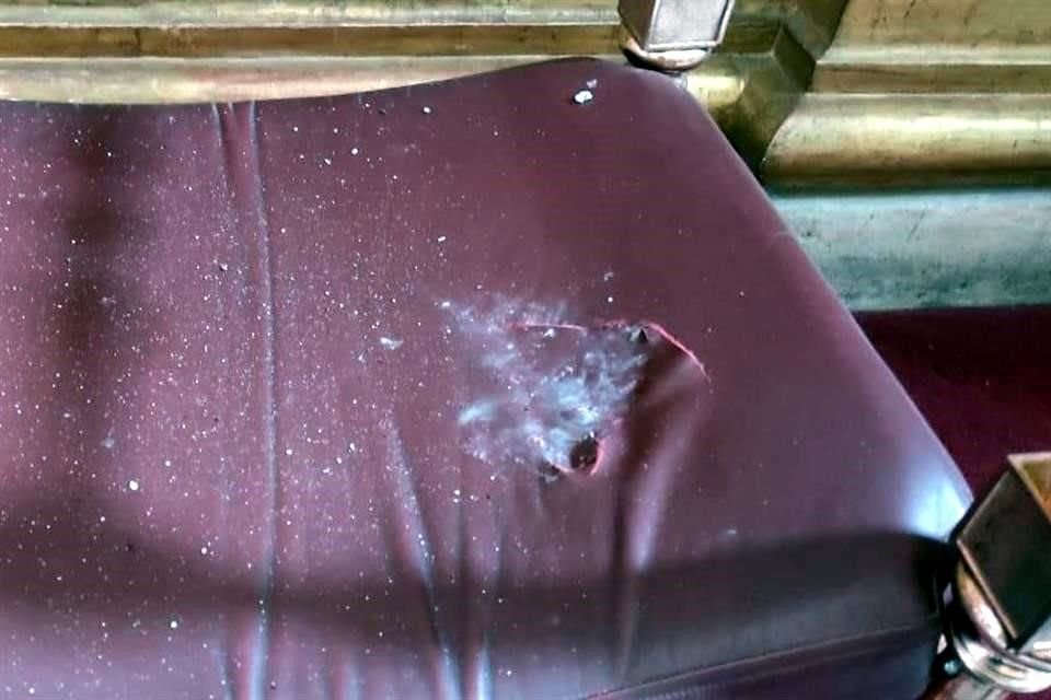 El fragmento más grande de material de las cúpulas cayó sobre uno de los asientos del Altar Mayor de Catedral, detalló la Arquidiócesis.