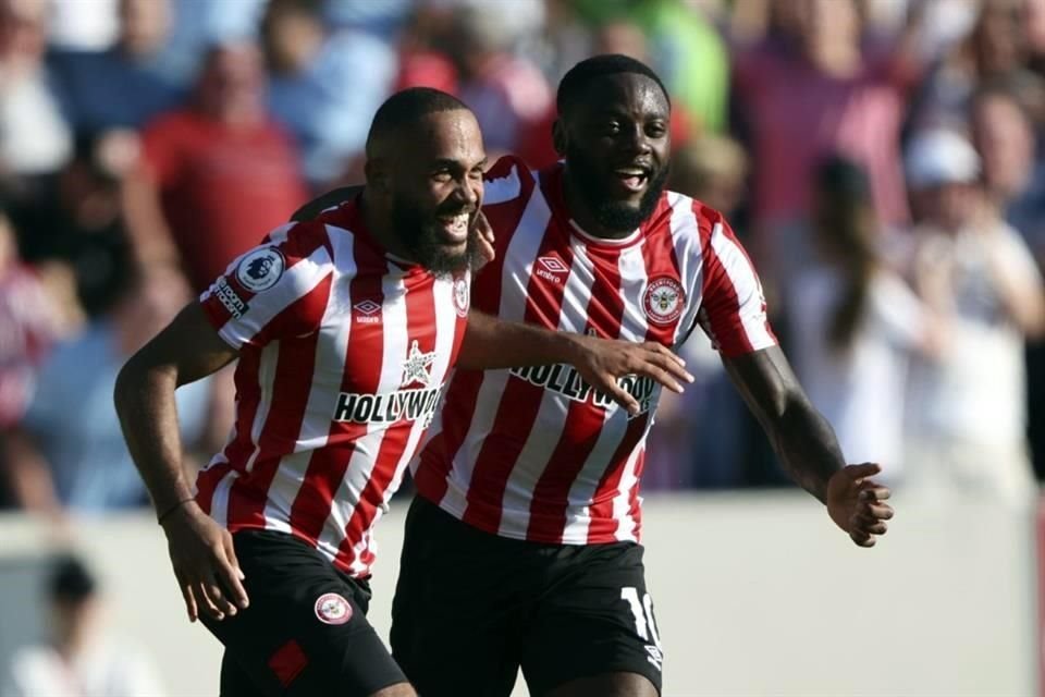 Bryan Mbeumo (izq.) celebrando su gol, el cuarto de la tarde en el Gtech Community Stadium.