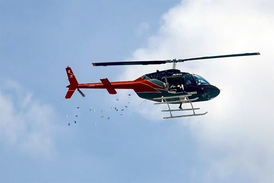 A bordo de un helicóptero, que partió del AICM, se repartieron 56 mil pedacitos de papel con varios poemas impresos de Raúl Zurita en Tultepec.