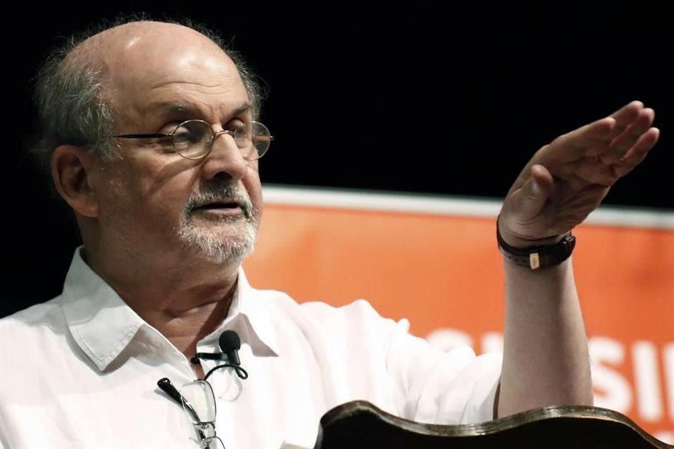 Salman Rushdie habla sobre el inicio de su carrera como escritor durante un festival en Jackson, en agosto de 2018.