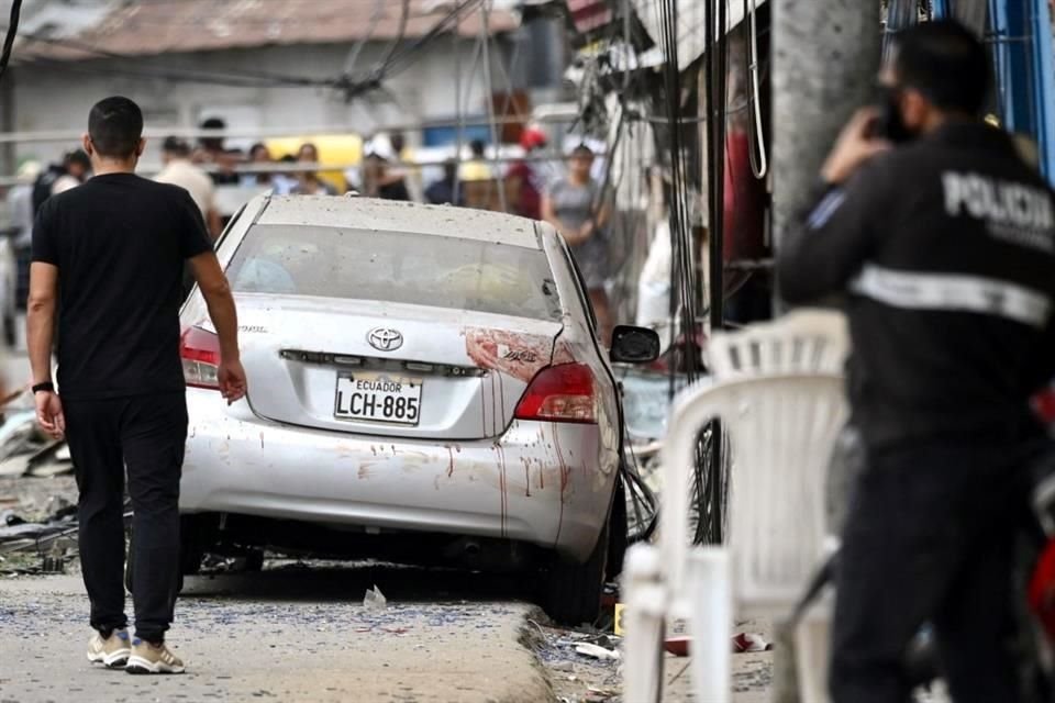 La Policía inspecciona el lugar de la explosión, que dañó casas, viviendas y vehículos.