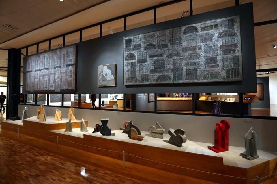 La retrospectiva sobre la obra del pintor, escultor, diseñador y editor, no sigue un orden cronológico; muestra al artista que combinó el rigor geométrico con la más libre y lúdica experimentación.