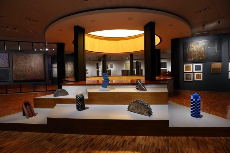 'El diseño es muy estructurado, como los cuadros de Vicente Rojo, que tenían una geometría, en el fondo de todos sus cuadros, muy rígida y muy constante', dice Pilar García, curadora de la muestra.