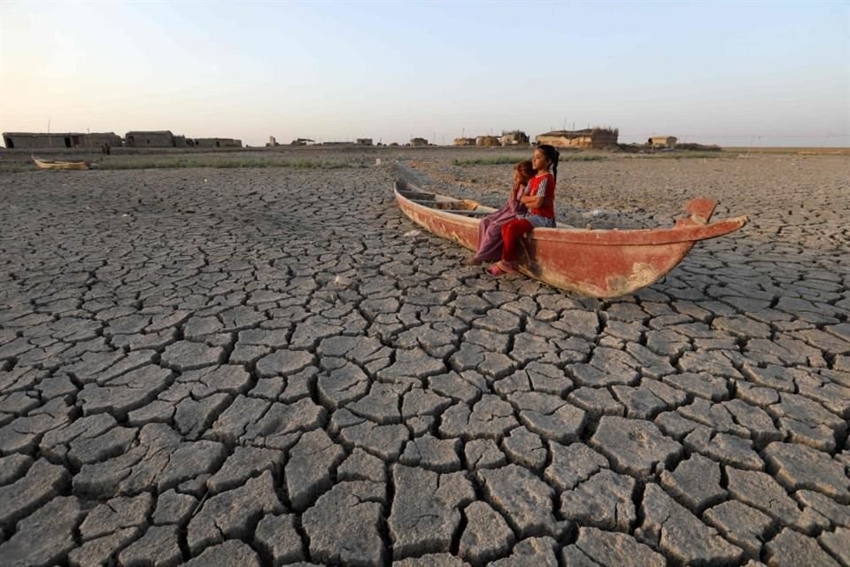 Tierra Seca Del Embalse En Los Montes Cárpatos El Desierto Ecológico  Simboliza La Vida Humana En El Mundo De La Revolución Industrial En Países  Con Un Bajo Nivel De Cultura De Comportamiento