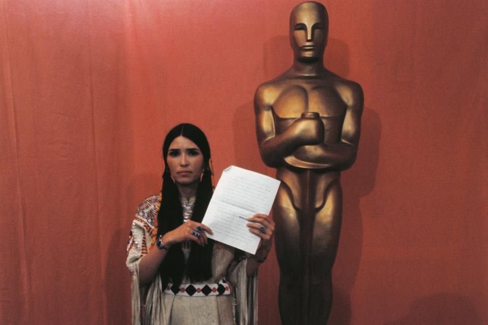 La Academia de Hollywood ofreció disculpas a Sacheen Littlefeather, actriz indígena que fue abucheada en una entrega de los Óscar.