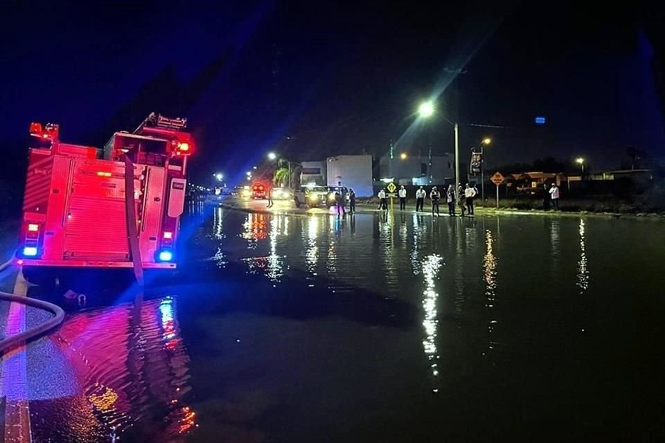 Las precipitaciones han dejado hasta cinco pulgadas de agua acumulada por lo que el Ayuntamiento trabaja a marchas forzadas para retirarla y abrir vialidades.