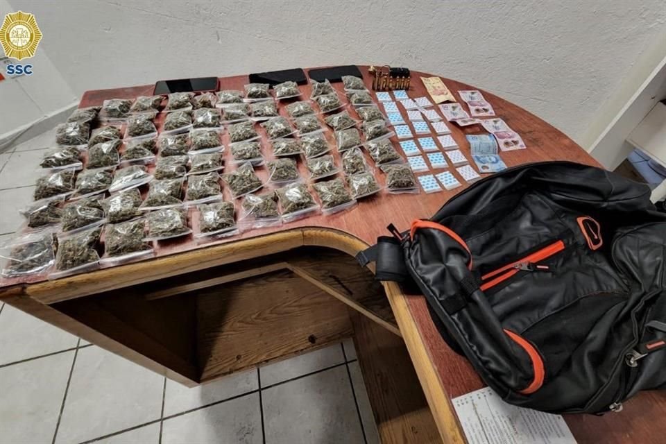 Al hacerles una revisión preventiva les encontraron 60 bolsas pequeñas con posible mariguana, 20 con polvo blanco similar a la cocaína, así como 12 cartuchos útiles de diversos calibres, tres celulares y dinero en efectivo.   