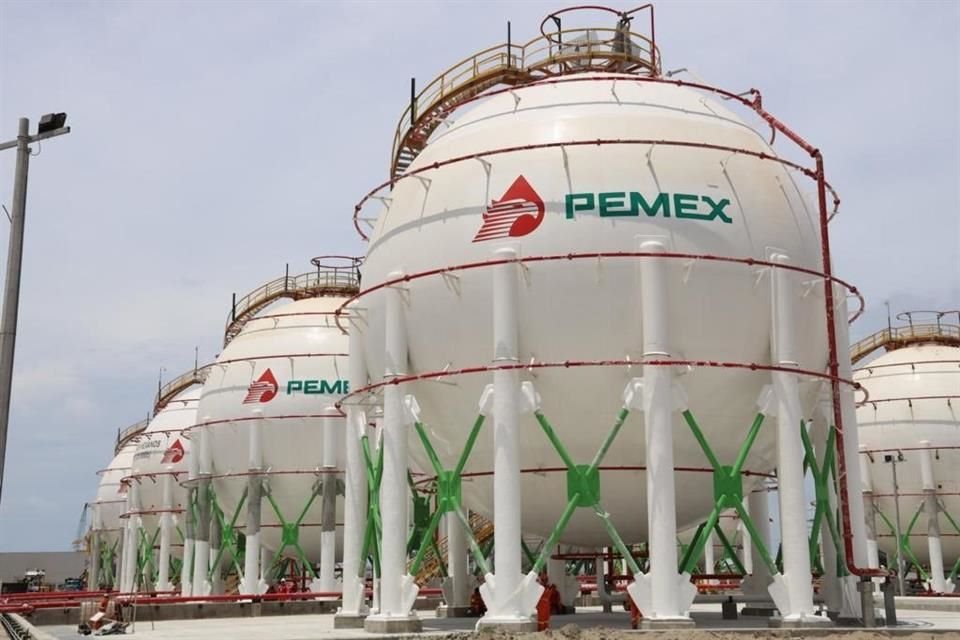 Pemex es la petrolera ms endeudada del mundo.