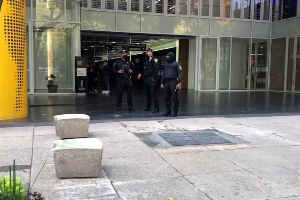 Se registra movilización policiaca en un edificio ubicado sobre Paseo de la Reforma 26.