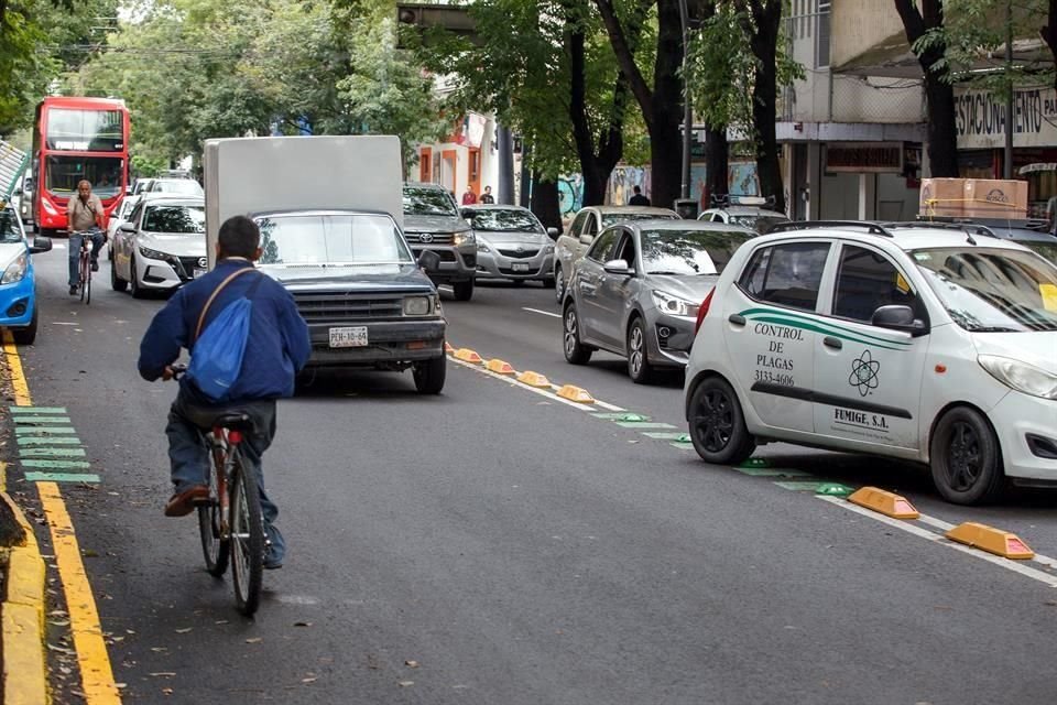 Los vehículos privados invaden el carril exclusivo y ciclistas circulan a contraflujo.