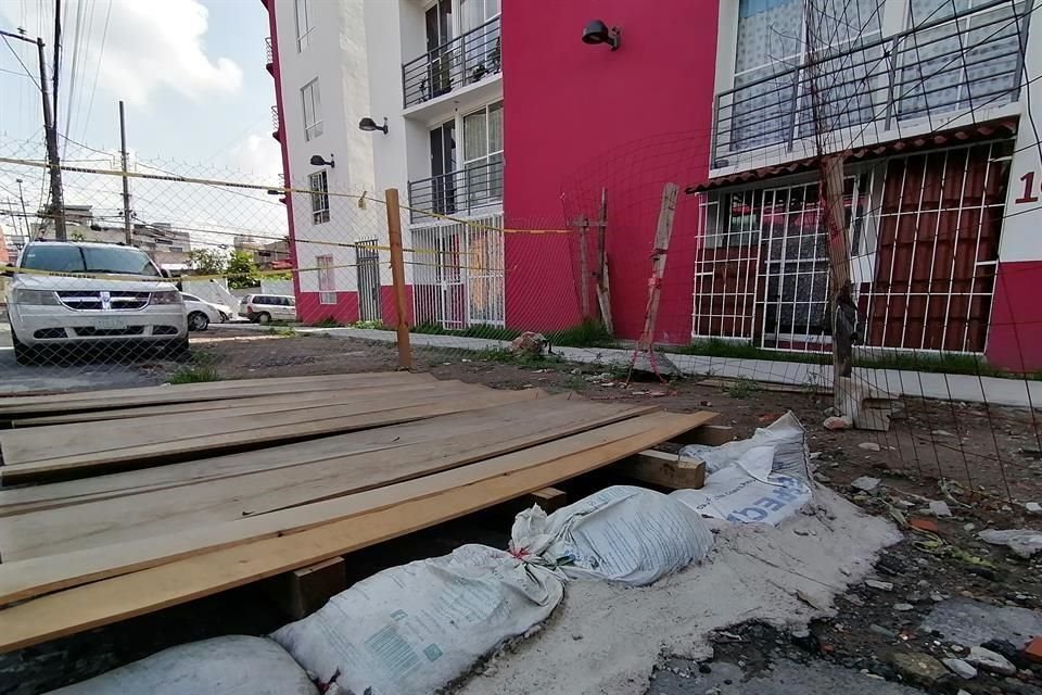 Socavón frente a edificios, conocidos como Ciudad del Bienestar. Construidos por el Gobierno de la Ciudad de México, en zona de minas.