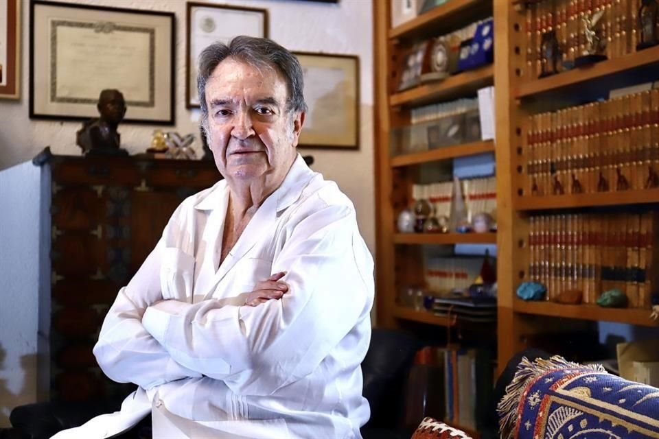 'No he tenido nunca pretensiones de muchísimo brillo y de muchísima altura', dice el abogado e historiador Fernando Serrano Migallón, distinguido con el Premio Nacional de Artes y Literatura.