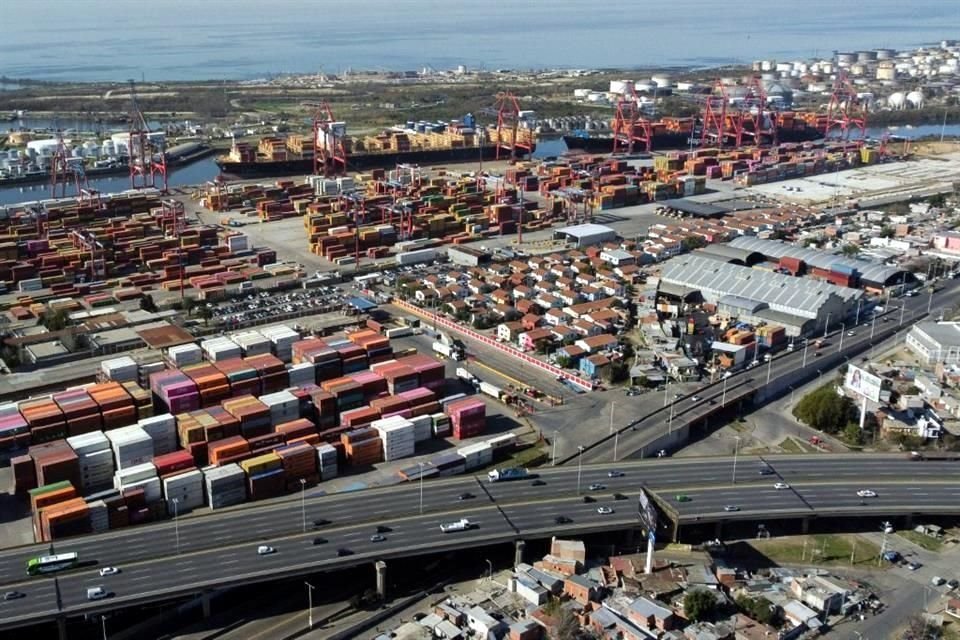 En algunos puertos mexicanos la carga y descarga de mercancía de los camiones que la transportan tarda hasta 10 horas, por lo que la Marina debe agilizar los procesos, señalan empresarios del ramo portuario.