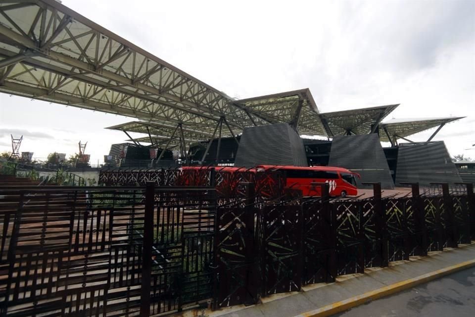 Sostenido por mil 200 pilotes que descienden hasta 60 metros bajo tierra y con una techumbre de 5 mil toneladas en forma de tridente, o de 'M', el estadio tiene también un corazón artístico.