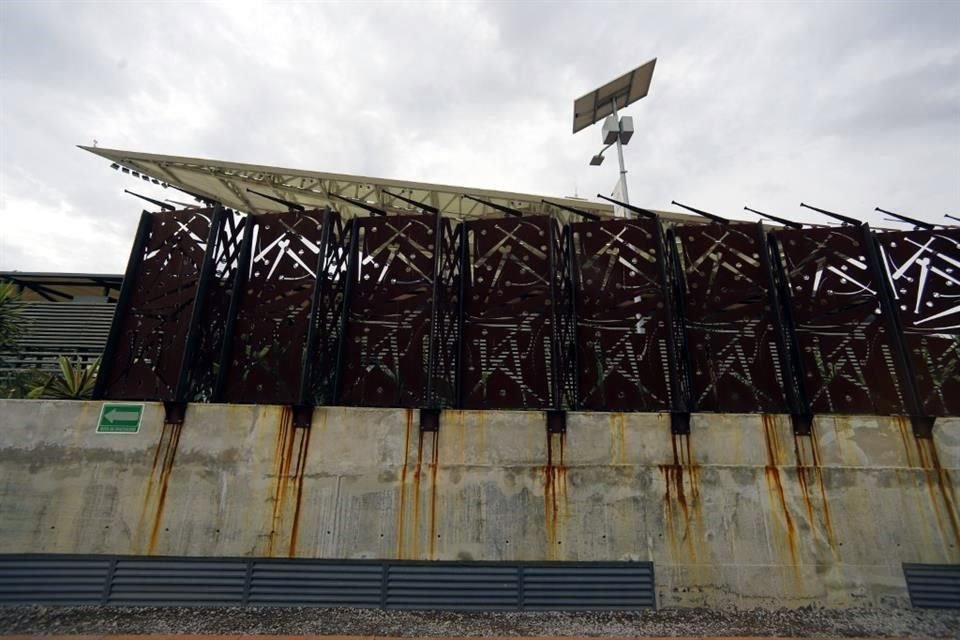 La reja perimetral del estadio fue diseñada por Francisco Toledo y aunque ya no alcanzó a verla, dejó en ella su huella artística.