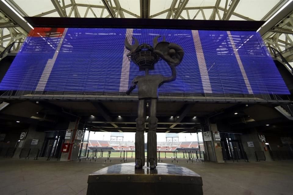 Antes de entrar al estadio o al museo, la visita obligada es pasar a tocar al 'muñeco' para desearle suerte al equipo. Se trata de una escultura de bronce del artista Sergio Hernández.