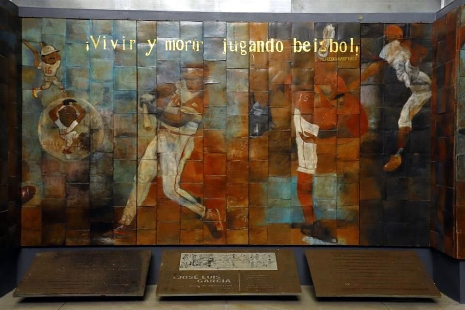 Al interior del recinto deportivo, los murales 'Vivir y morir jugando beisbol, parte 1 y 2', del artista José Luis García, retratan la historia de los Diablos Rojos.