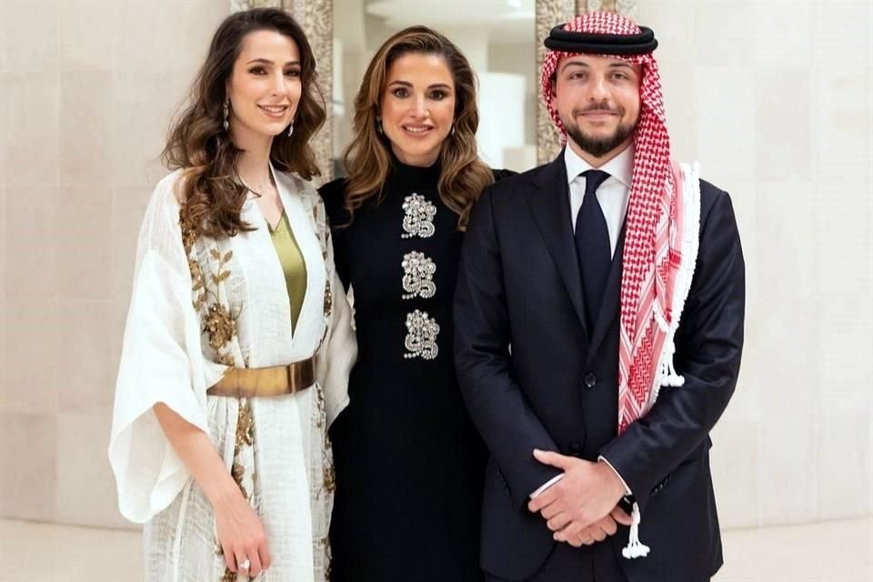 La Reina Rania de Jordania compartió en redes sociales fotos de su hijo, el Príncipe Heredero Al-Hussein, y su prometida, Rajwa Al Saif.