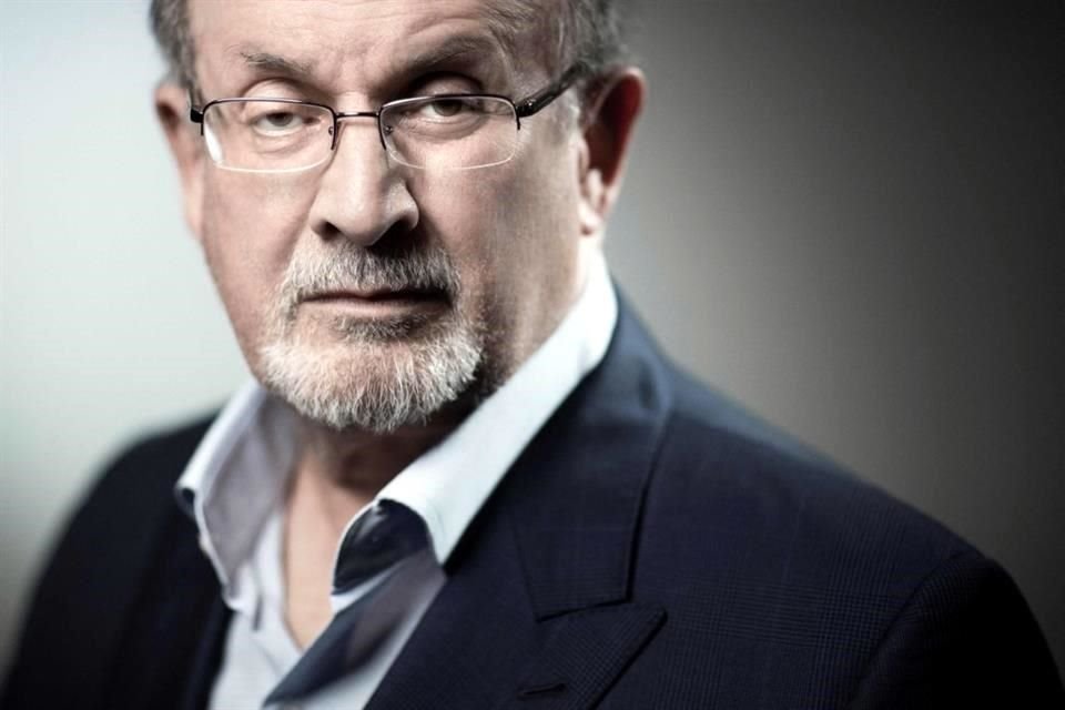 Salman Rushdie se mantiene todavía en el hospital tras el ataque sufrido en Nueva York.