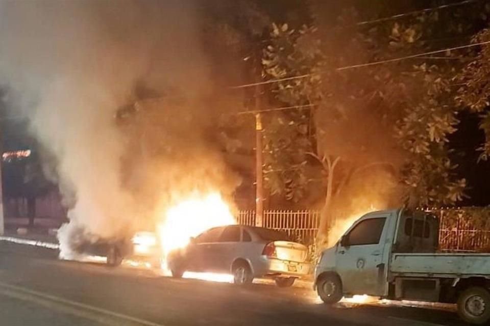 Criminales incendian autos en vías de Colima tras la detención de 'El Vaca', líder de Los Mezcales.