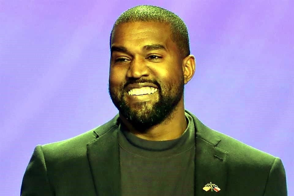 El rapero Kanye West mostró para su venta la nueva colección de Yeezy GAP en 'bolsas de basura'.
