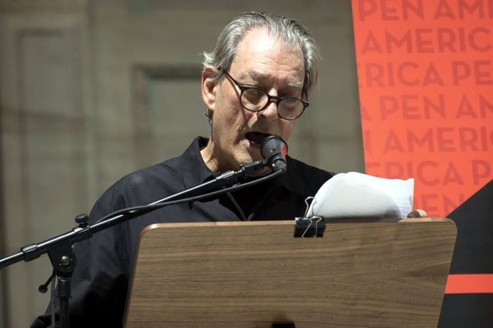 El afamado escritor estadounidense Paul Auster estuvo presente en el maratón de lectura, que se llevó a cabo en las escalinatas de la Biblioteca Pública de Nueva York.