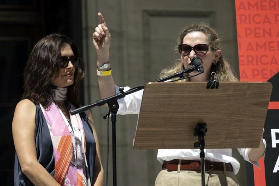 La biógrafa e historiadora Amanda Foreman (al micrófono) y la periodista Andrea Elliot, a la izquierda, estuvieron presentes.